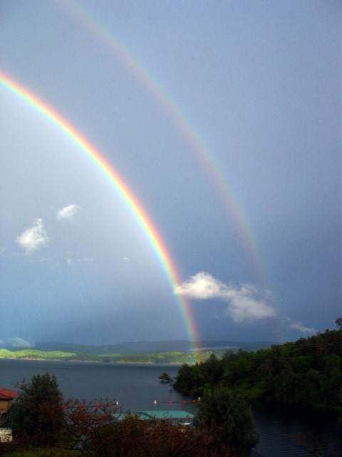 空を美しく彩った二重の虹の写真いろいろ1